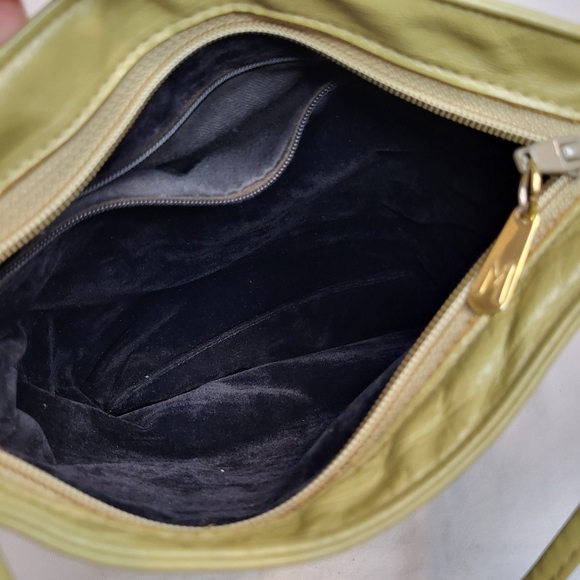 Vintage small green+gold crossbody bucket bag, zipper closure velvety interior. - Picture 14 of 16